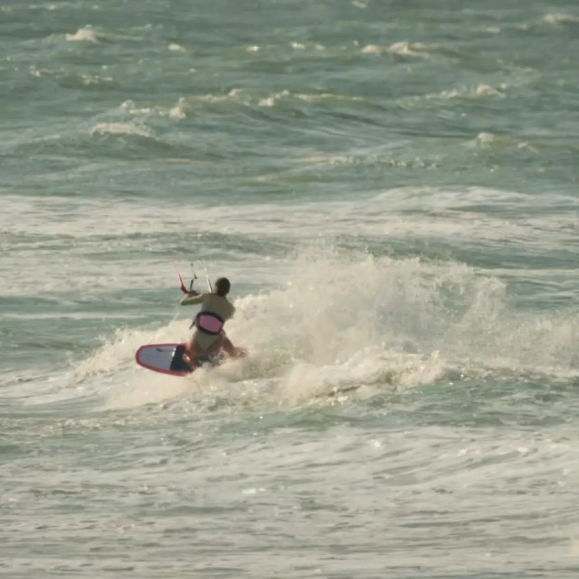 Plage de kitesurfeurs au Brésil au coucher du soleil