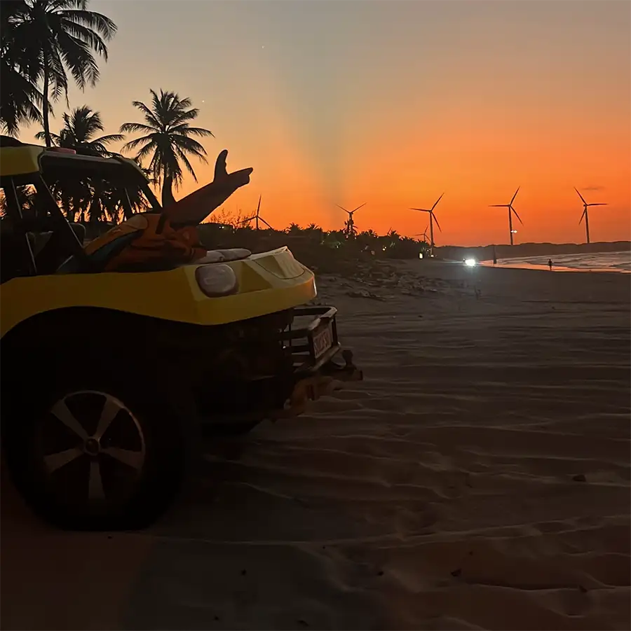 Plage de kitesurfeurs au Brésil au coucher du soleil