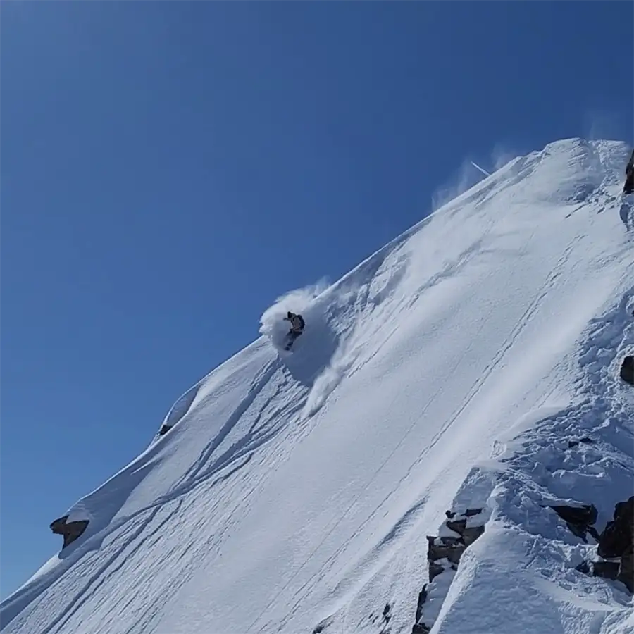 Personne faisant du ski dans la neige