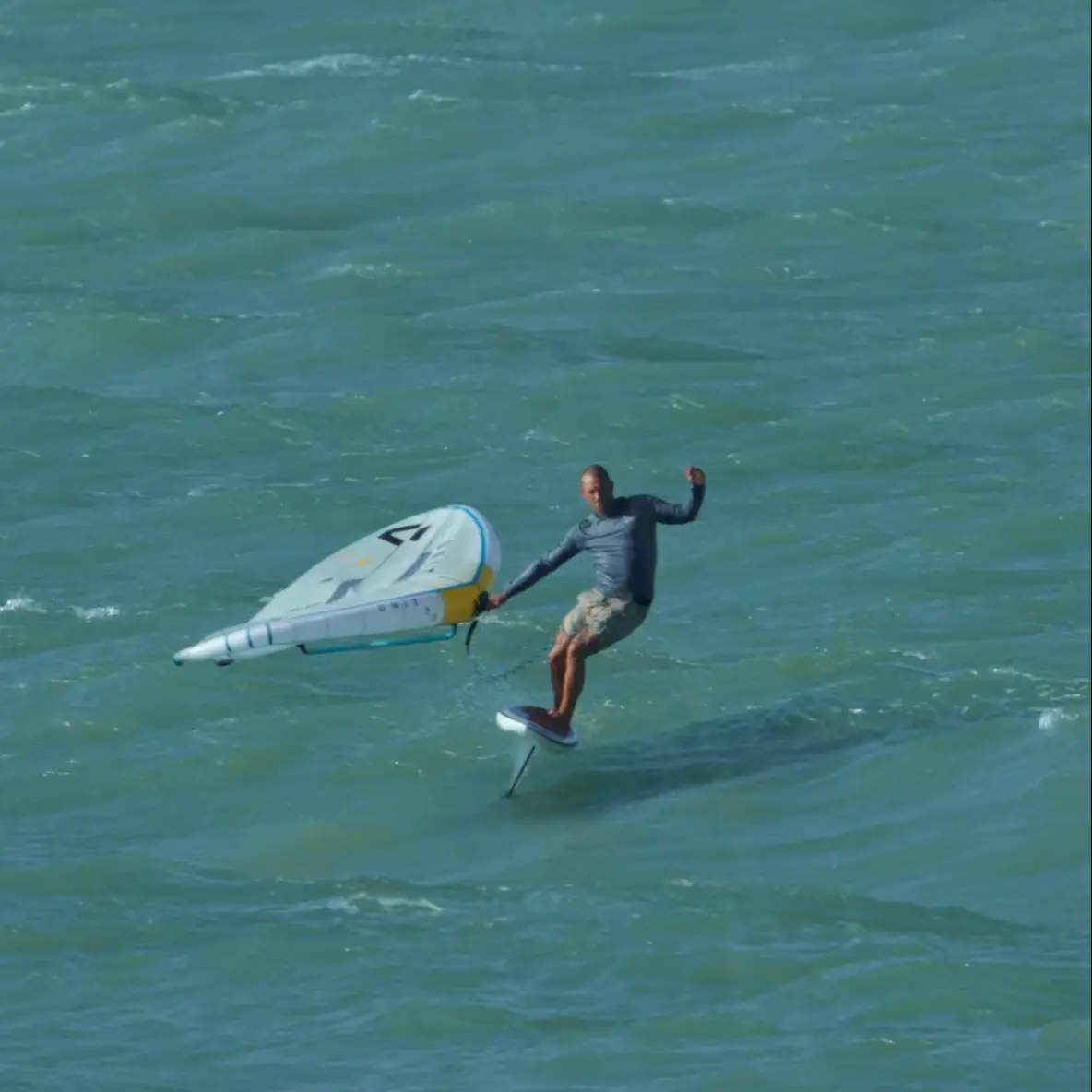 Personne faisant du ski dans la neige